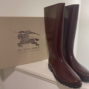 NEW Women’s Burberry Boots Size 7 (37 European)